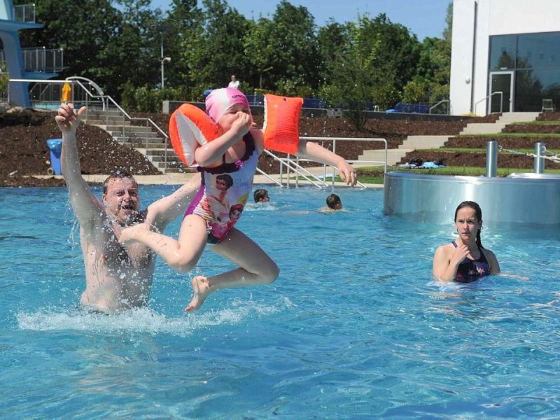 Am Freitag 25.04.2012 um 14:00 Uhr wurde das Freibad Pappelsee an der Bertastrasse in Kamp-Lintort eroeffnet.Foto: Markus Joosten / WAZ FotoPool