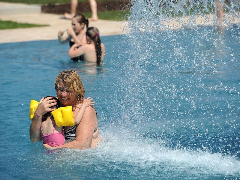 Am Freitag 25.04.2012 um 14:00 Uhr wurde das Freibad Pappelsee an der Bertastrasse in Kamp-Lintort eroeffnet.Foto: Markus Joosten / WAZ FotoPool