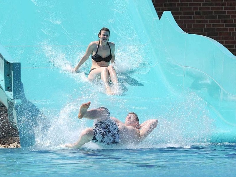 Am Freitag 25.04.2012 um 14:00 Uhr wurde das Freibad Pappelsee an der Bertastrasse in Kamp-Lintort eroeffnet.Foto: Markus Joosten / WAZ FotoPool