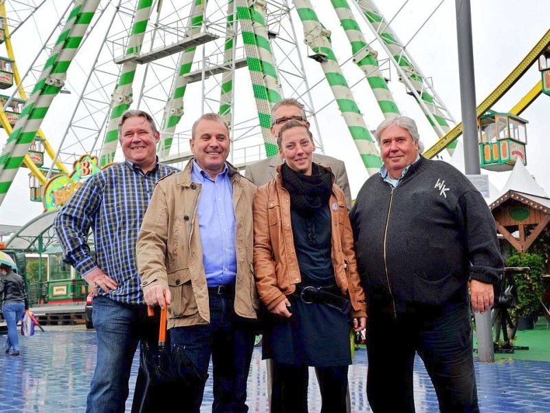 Aufbauarbeiten in Sterkrade: Der Stadtteil rüstet sich für die 183. Fronleichnamskirmes.