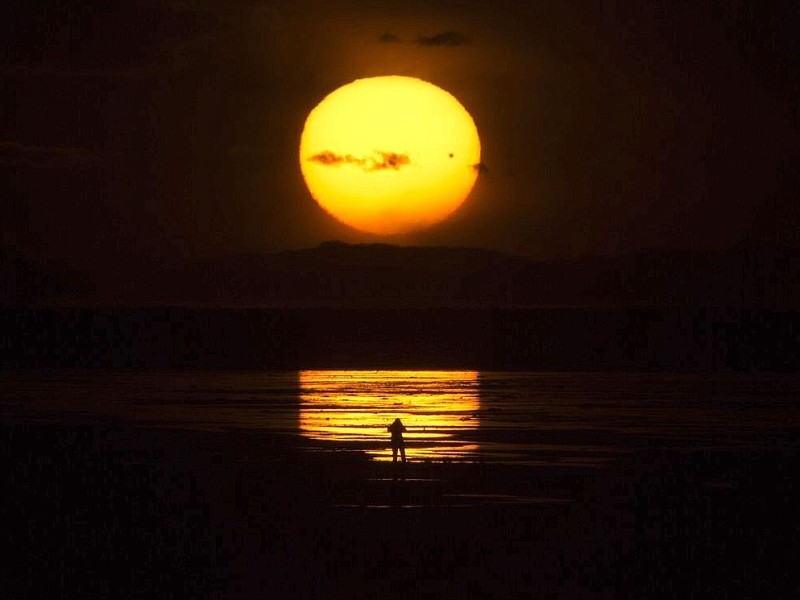 Mit Spiegelung - der Venustransit über dem See von Salt Lake City.