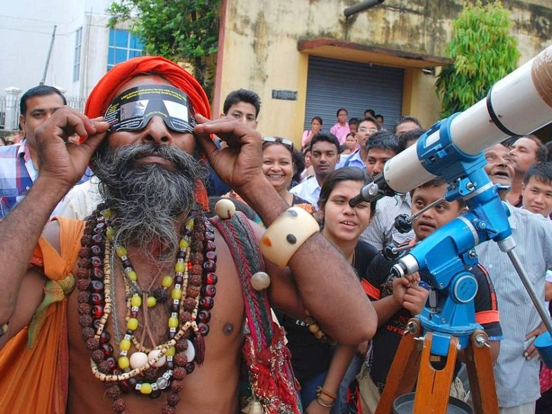 Auch ein heiliger indischer Saddhu betrachtet den Venustransit, in der Stadt Guwahati.