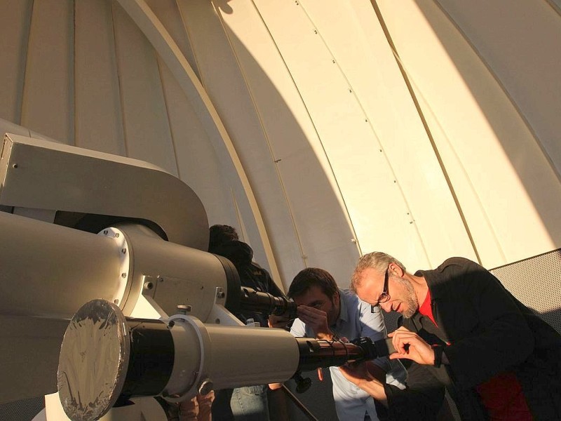 In der Sternwarte in Wien beobachten enthusiastische Astronomen das Naturschauspiel am Himmel.