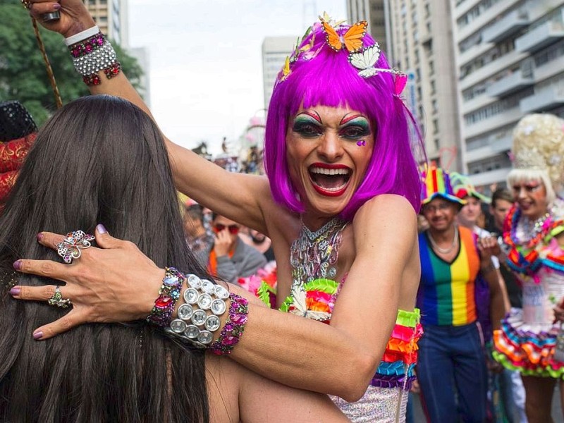 ...  Unterstützer die Hüften schwingen. Inmitten der größten Stadt Südamerikas feiern sie das 16. Gay Pride- Festival - ein ...