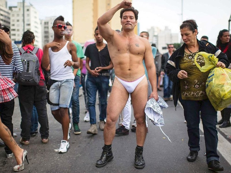 ... die Schwulen und Lesben auch dort mit der Ablehnung von Teilen der Bevölkerung zu kämpfen. Weitere Bilder der Parade aus Sao Paulo: