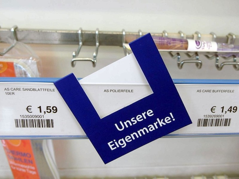 Der Ausverkauf in den Filialen der insolventen Drogeriemarktkette Schlecker soll bis zum 29.06.2012 laufen. In zwei Dortmunder Filialen an der Kampstraße und an der Kuckelke rechnen die Filialleiterinnen am 11.06.2012 jedoch damit, dass der Kundenansturm auf die preisreduzierten Artikel zu einer früheren Schleißung der Geschäfte führen wird.Im Bild: Filiale an der Kampstraße