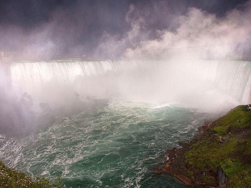 US-Akrobat Nik Wallenda überquert die Niagara-Fälle auf dem Hochseil.