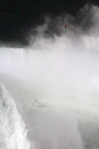 US-Akrobat Nik Wallenda überquert die Niagara-Fälle auf dem Hochseil.