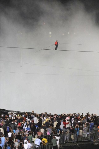 US-Akrobat Nik Wallenda überquert die Niagara-Fälle auf dem Hochseil.