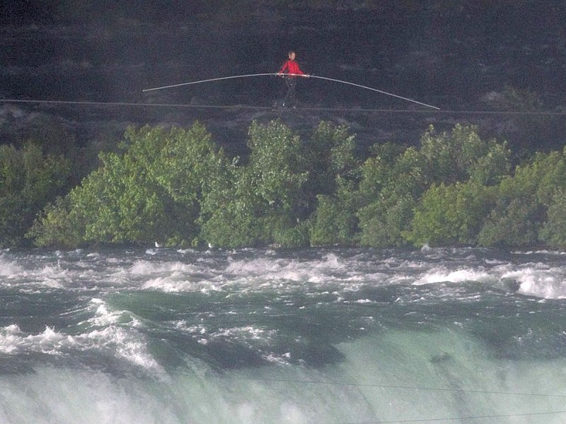 US-Akrobat Nik Wallenda überquert die Niagara-Fälle auf dem Hochseil.