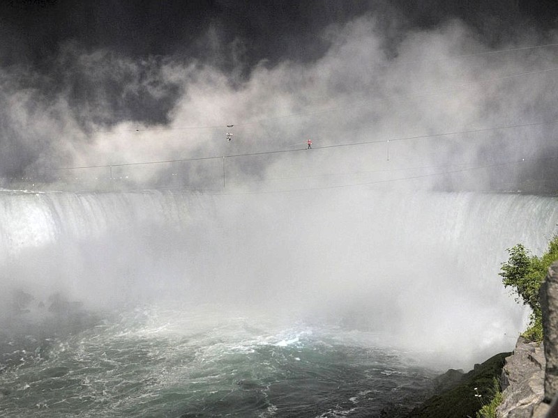 US-Akrobat Nik Wallenda überquert die Niagara-Fälle auf dem Hochseil.