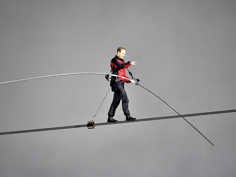 US-Akrobat Nik Wallenda überquert die Niagara-Fälle auf dem Hochseil.