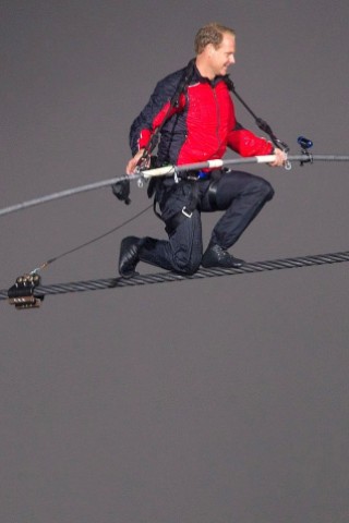 US-Akrobat Nik Wallenda überquert die Niagara-Fälle auf dem Hochseil.