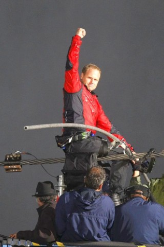 US-Akrobat Nik Wallenda überquert die Niagara-Fälle auf dem Hochseil.