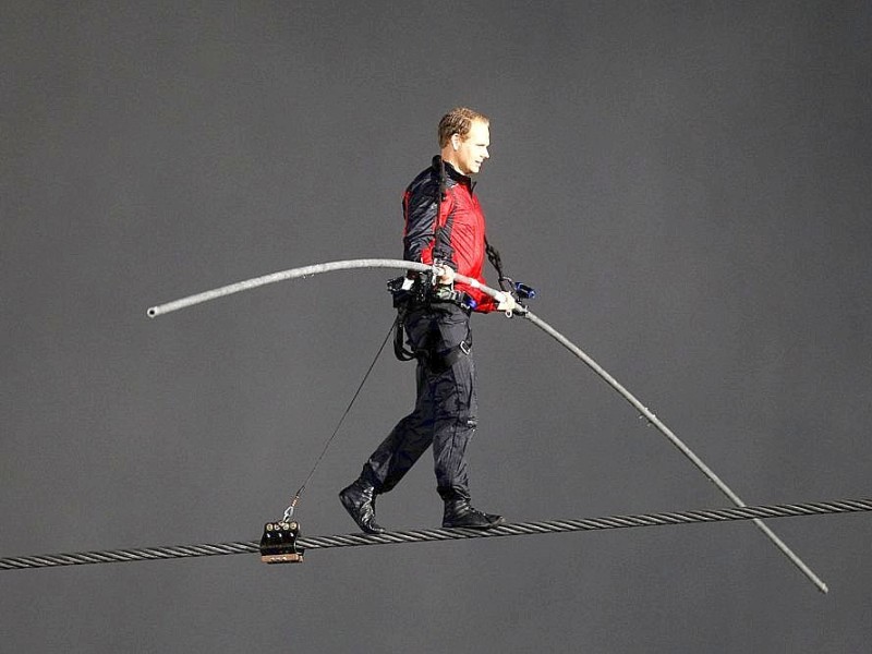 ...heißt Nik Wallenda und ist von Beruf Drahtseil-Artist. Auf einem Hochseil hat er am Freitag...