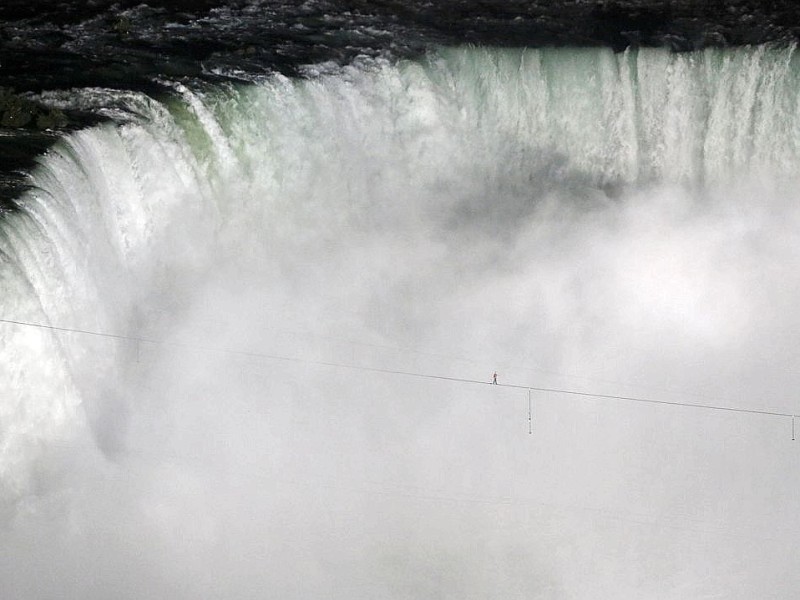 ...offensichtlich völlig schwindelfrei. An dieser Stelle sind die Wasserfälle schlappe 550 Meter breit. Es...