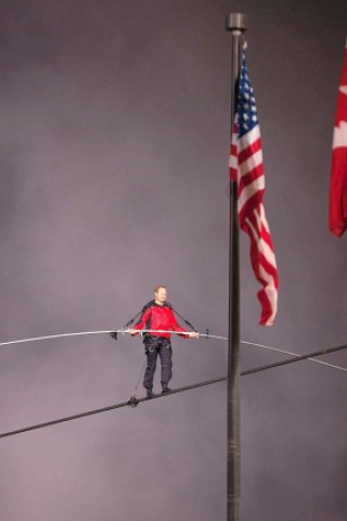 US-Akrobat Nik Wallenda überquert die Niagara-Fälle auf dem Hochseil.