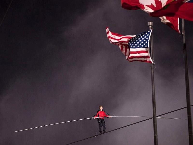 ...US-amerikanischen zur kanadischen Seite des Niagara-Flusses überquert. Der Mann ist vielleicht nicht ganz bei Trost, dafür aber...