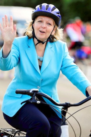 Während des Projektes Still-Leben Ruhrschnellweg am 18.7.2010 fährt Ministerpräsidentin Hannelore Kraft mit dem Fahrrad über die Autobahn bei Duisburg.