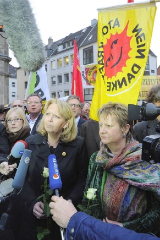 Bei einer Mahnwache für die Opfer der Katastrophe in Japan im März 2012 kommt Ministerpräsidentin Hannelore Kraft gemeinsam mit ihrer Stellvertreterin Sylvia Löhrmann nach Düsseldorf und legt Blumen zum Gedenken der Opfer nieder.