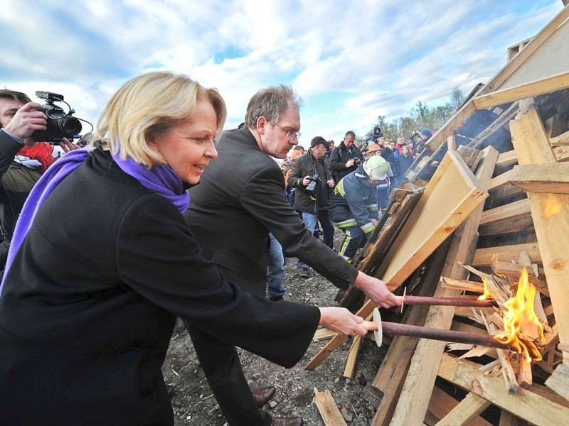 Zum traditionellen Osterfeuer der SPD Stoppenberg war Hannelore Kraft im April Ehrengast und half das Feuer mit Hilfe einer Fackel, auf dem Gelände der Zeche Zollverein in Essen, zu entzünden.