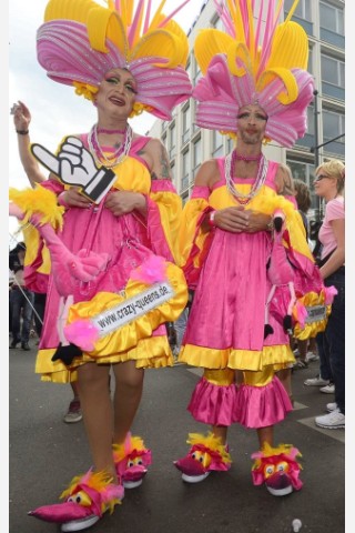 Begleitet von Hunderttausenden Schaulustigen zogen beim CSD etwa 40 Wagen und 20 Fußgängergruppen durch Berlin.