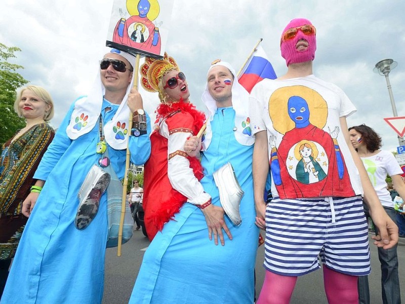 Begleitet von Hunderttausenden Schaulustigen zogen beim CSD etwa 40 Wagen und 20 Fußgängergruppen durch Berlin.