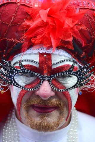 Begleitet von Hunderttausenden Schaulustigen zogen beim CSD etwa 40 Wagen und 20 Fußgängergruppen durch Berlin.