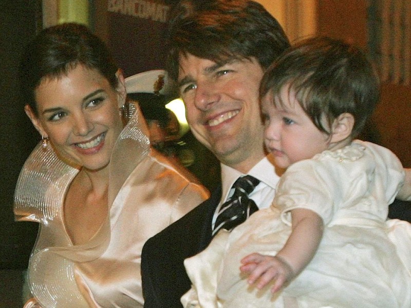 Im Jahr 2006 treffen die stolzen Eltern Tom Cruise und Katie Holmes mit Töchterchen Suri auf dem Arm in einem Restaurant in Rom ein.