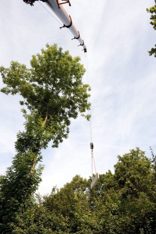 Aufstellen von Lärmschutzwänden an der A 42 am Mittwoch, 04.07.2012 Castrop - Rauxel,  Hinter den Bäumen schwebt der Betonsockel an seine Position. Foto: Karl Gatzmanga / WAZ FotoPool