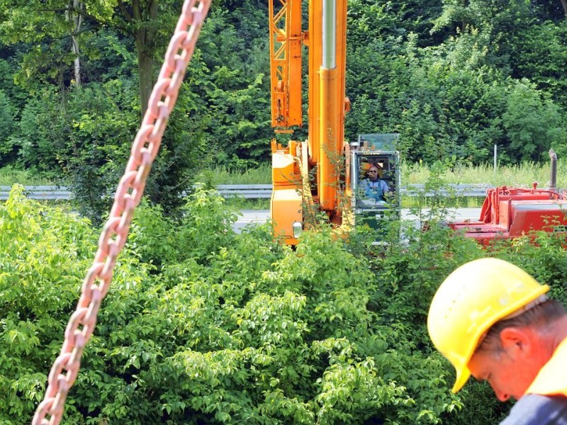 Aufstellen von Lärmschutzwänden an der A 42 am Mittwoch, 04.07.2012 Castrop - Rauxel, Ein wenig Sichtkontakt hat Kranfahrer Andfreas Falkowski über die Büsche. Foto: Karl Gatzmanga / WAZ FotoPool