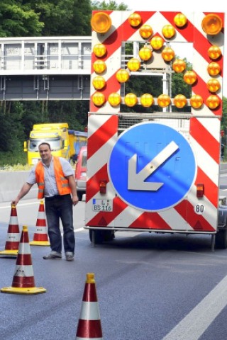 Aufstellen von Lärmschutzwänden an der A 42 am Mittwoch, 04.07.2012 Castrop - Rauxel, Beim Einrichten der Baustelle wird der Verkehr einspurig an der Arbeitsstelle vorbei gelenkt. Hier postiert Dipl.-Ing. Cataldo Fazio Hütchen auf der rechten Fahrspur. Foto: Karl Gatzmanga / WAZ FotoPool