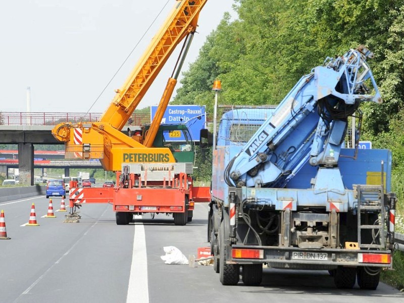 Aufstellen von Lärmschutzwänden an der A 42 am Mittwoch, 04.07.2012 Castrop - Rauxel, Der Verkehr passiert einspurig die Baustelle und fährt auf der Überholspur an dem Autokran vorbei. Foto: Karl Gatzmanga / WAZ FotoPool