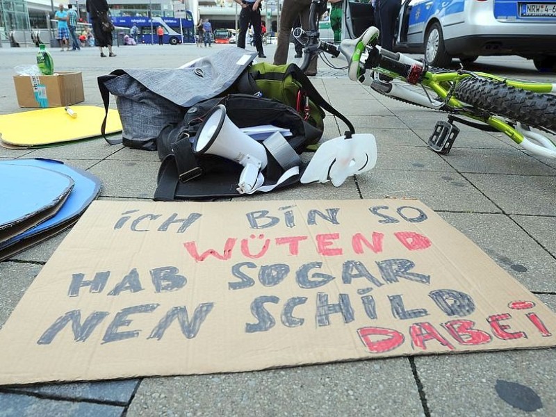 Unter dem Motto GEMA nach Hause demonstrierten rund 100 Essener gegen die geplante Gebührenerhöhung der Rechteverwertugnsgesellschaft.