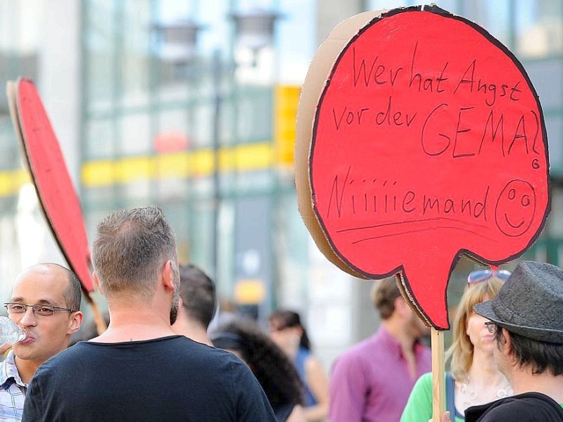 Unter dem Motto GEMA nach Hause demonstrierten rund 100 Essener gegen die geplante Gebührenerhöhung der Rechteverwertugnsgesellschaft.