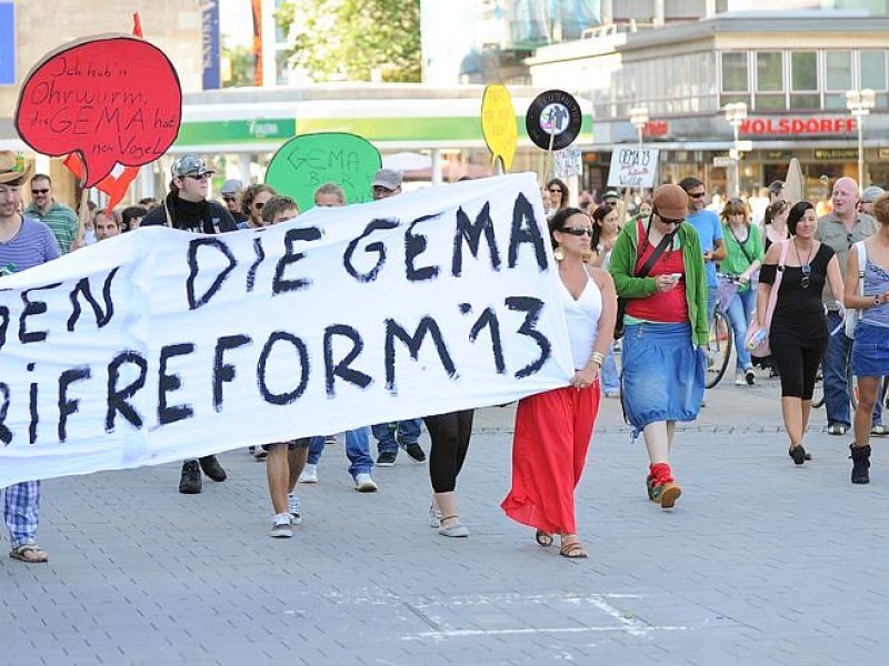 Unter dem Motto GEMA nach Hause demonstrierten rund 100 Essener gegen die geplante Gebührenerhöhung der Rechteverwertugnsgesellschaft.