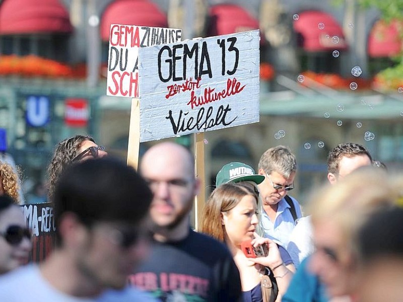 Unter dem Motto GEMA nach Hause demonstrierten rund 100 Essener gegen die geplante Gebührenerhöhung der Rechteverwertugnsgesellschaft.