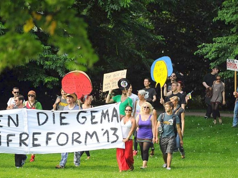 Unter dem Motto GEMA nach Hause demonstrierten rund 100 Essener gegen die geplante Gebührenerhöhung der Rechteverwertugnsgesellschaft.