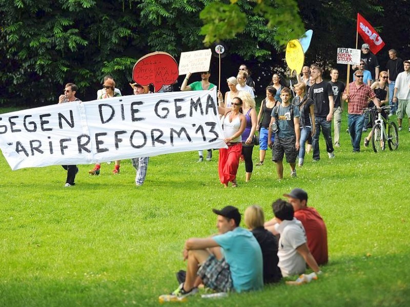 Unter dem Motto GEMA nach Hause demonstrierten rund 100 Essener gegen die geplante Gebührenerhöhung der Rechteverwertugnsgesellschaft.