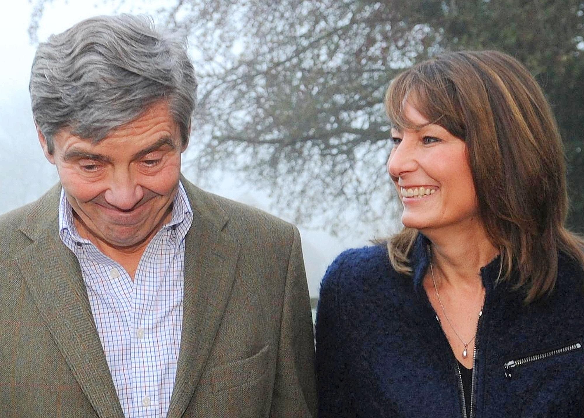 ...sitzen die Eltern der Braut, Michael and Carole Middleton. Die meisten Gäste in der Kirche müssen die Trauung jedoch wegen der baulichen Gegebenheiten über Bildschirme verfolgen.