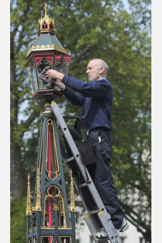 London putzt sich heraus. Selbst die Straßenlaternen werden gesäubert. Alles muss blitzen, wenn William und Kate zur Kirche fahren.