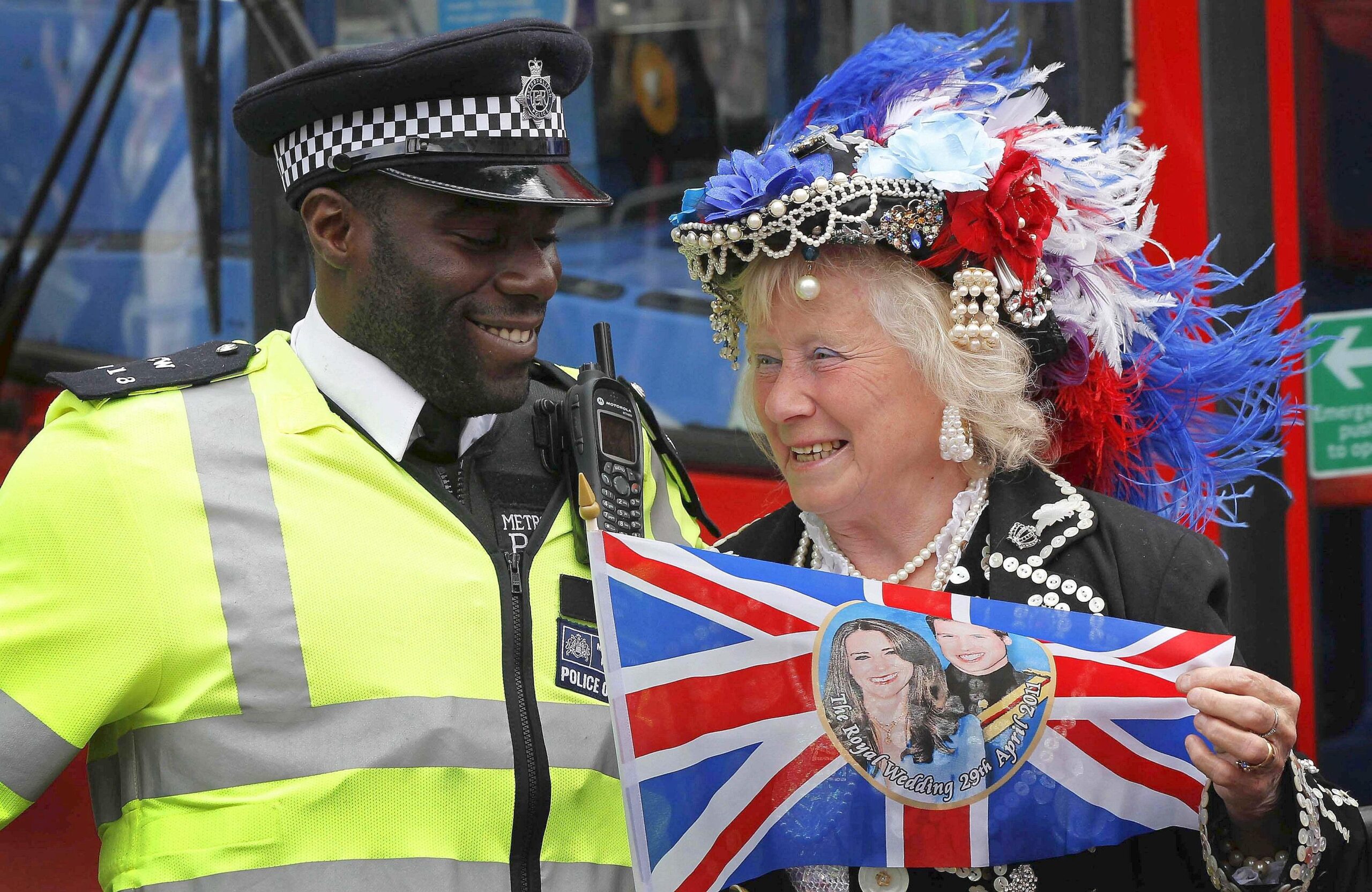 Bevor William und Kate in einer offenen Kutsche oder einem verglasten Wagen durch die Stadt an zehntausenden Schaulustigen vorbei zum Buckingham Palace, fahren und sich gemeinsam auf dem Balkon zeigen, findet in Westminster Abbey die Trauung statt, zu der 1900 Gäste aus aller Welt geladen sind.