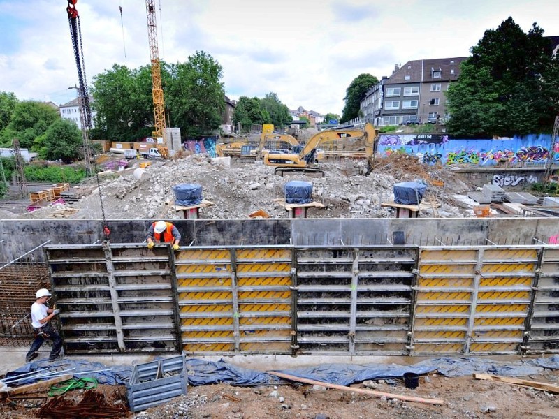 Fragt man die Baustellen-Verantwortlichen, sagen sie, die Bauarbeiten an der A40 schreiten planmäßig voran. Derzeit finden zum Beispiel an der abgerissenen Stadtwaldbrücke in Fahrtrichtung Essen-Kray Schalungsarbeiten statt.Foto: Kerstin Kokoska / WAZ  FotoPoolEssen