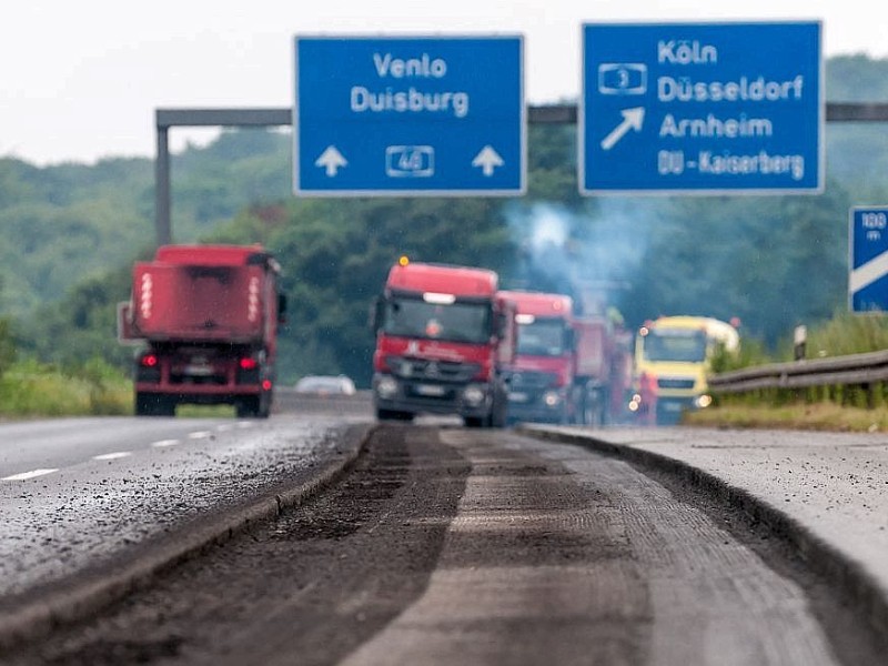 Derzeit gibt es kein Durchkommen auf der A40 zwischen Mülheim-Heißen und dem Kreuz Kaiserberg. Innerstädtische Umleitungen sind ausgeschildert. Ortskundige umfahren den Berich weiträumig. Foto: Christoph Wojtyczka / WAZ FotoPool