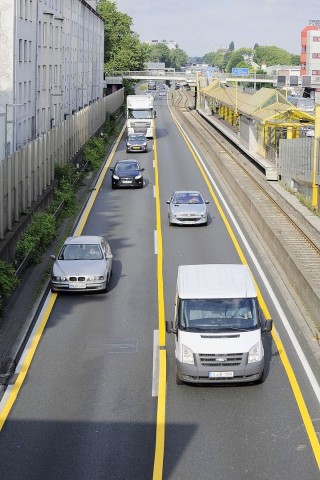 Verengte Fahrstreifen: Hier werden die aus Mülheim kommenden Autofahrer vor dem Tunnel in der Essener Innenstadt von der Autobahn abgeleitet.Foto: Matthias Graben / WAZ FotoPool