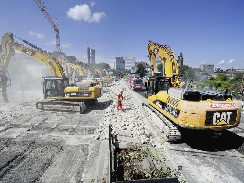 Viele Hände, schnelles Ende: Die Arbeiten laufen auf Hochtouren.Foto: Matthias Graben / WAZ FotoPool