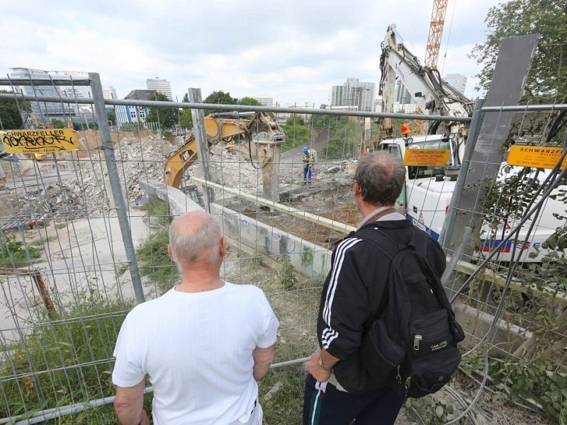 Die Bauarbeiten auf der A40 locken immer wieder zahlreiche Schaulustige an. Foto: Stefan Arend / WAZ Fotopool