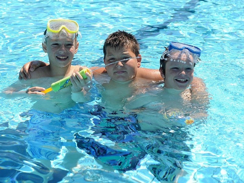 Fröhlicher Badespaß im Underberg Freibad in Rheinberg.