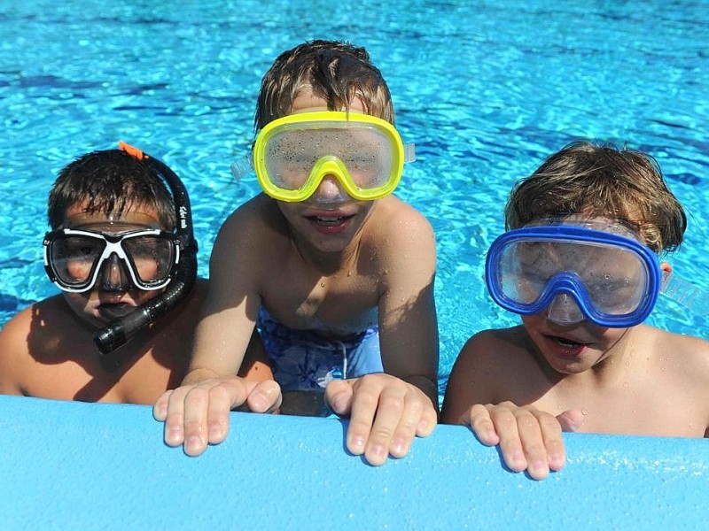 Fröhlicher Badespaß im Underberg Freibad in Rheinberg.