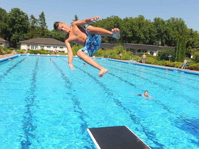 Fröhlicher Badespaß im Underberg Freibad in Rheinberg.